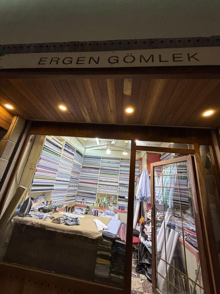Ergen Gömlek atölyesinin tabelası ve vitrini, Sur Diyarbakır